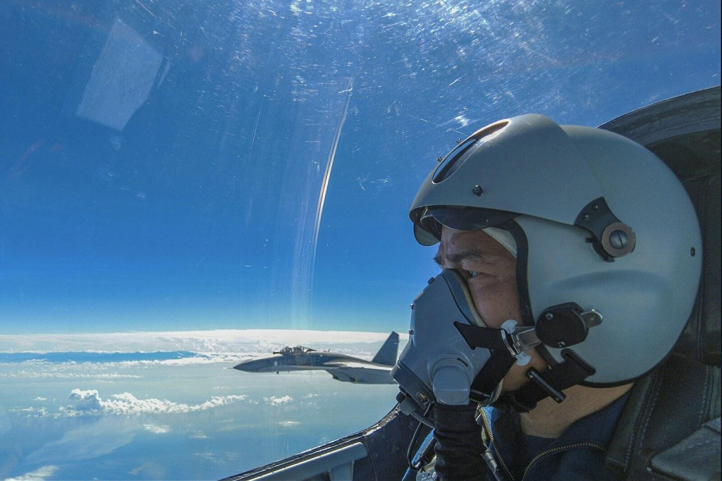 Čínski piloti počas manévrov nad Taiwanským prielivom. FOTO: Tasr/ap