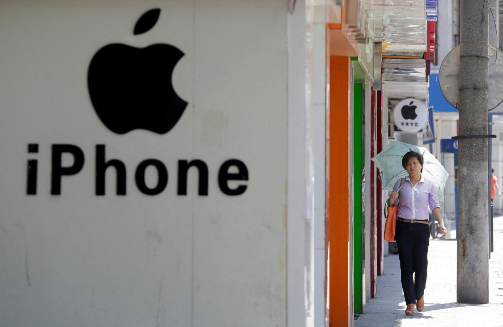 Logo spoločnosti Apple a smartfónov iPhone. FOTO: REUTERS