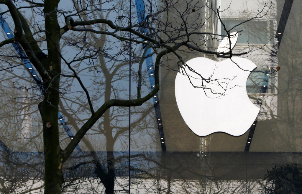 Logo Apple na obchode Apple Store v Bruseli. FOTO: REUTERS