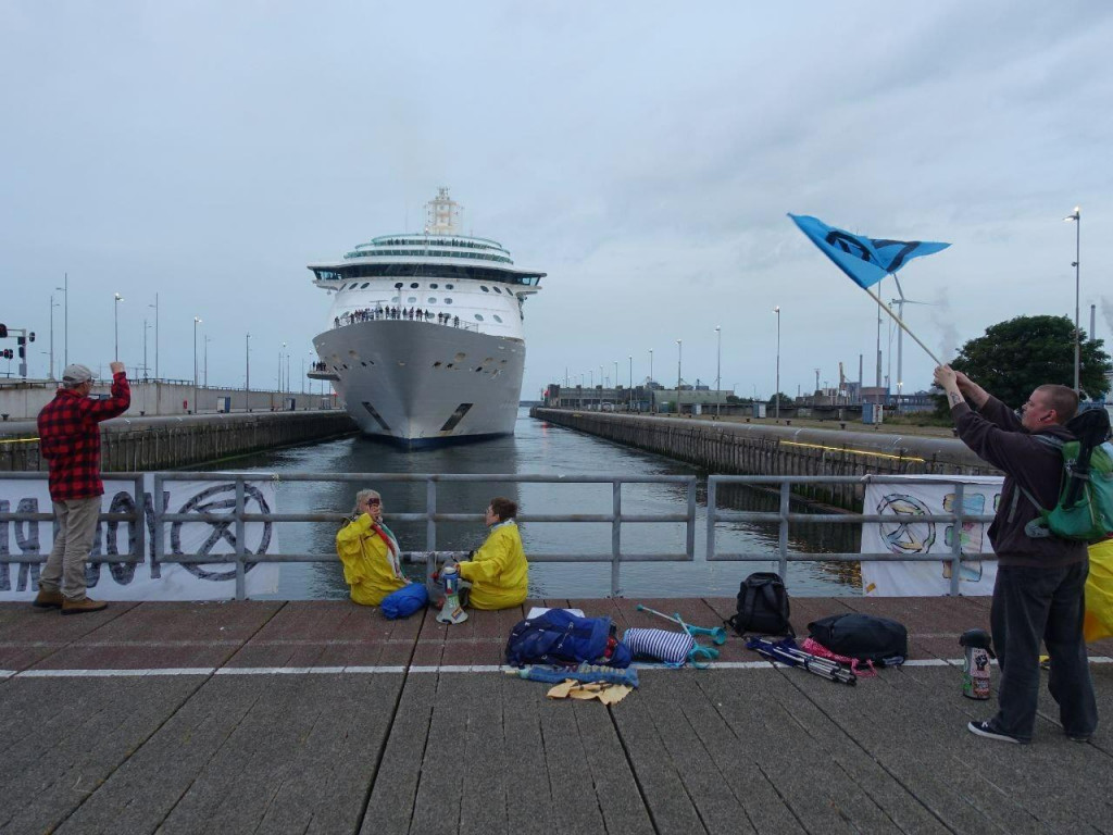 Klimatickí aktivisti sa priviazali v amsterdamskom prístave a niekoľko hodín blokovali prichádzajúcu výletnú loď. FOTO: X/NLRebellion