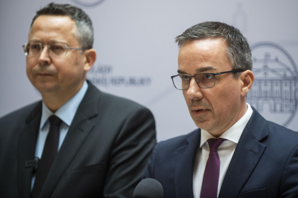 Minister financi&iacute; Ladislav Kamenick&yacute; a minister pr&aacute;ce, soci&aacute;lnych vec&iacute; a rodiny Erik Tom&aacute;&scaron;. FOTO: TASR/Pavel Neubauer