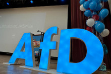 Logo strany AfD počas predvolebnej kampane. FOTO: Reuters