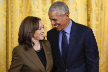 Na archívnej snímke bývalý americký prezident Barack Obama a americká viceprezidentka Kamala Harrisová. FOTO: TASR/AP