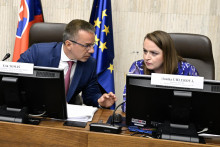 Na snímke sprava prezidentka Konfederácie odborových zväzov Monika Uhlerová a predseda Hospodárskej a sociálnej rady a minister práce Erik Tomáš.

FOTO: TASR/P. Neubauer