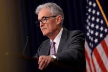 Šéf amerického Fedu Jerome Powell vysvetľuje na tlačovej konferencii, prečo ešte nenastal čas na zníženie dolárových úrokov. FOTO: REUTERS