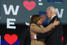 Americká viceprezidentka a prezidentská nominantka demokratov Kamala Harrisová a prezident USA Joe Biden. FOTO: TASR/AP