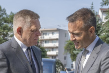 Premiér Robert Fico (Smer) a vpravo minister školstva, výskumu, vývoja a mládeže Tomáš Drucker (Hlas) počas návštevy Ministerstva školstva. FOTO: TASR/Martin Baumann