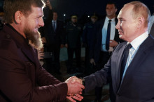 Ruského prezidenta Vladimira Putina víta hlava Čečenskej republiky Ramzan Kadyrov pri stretnutí na letisku v Groznom. FOTO: REUTERS