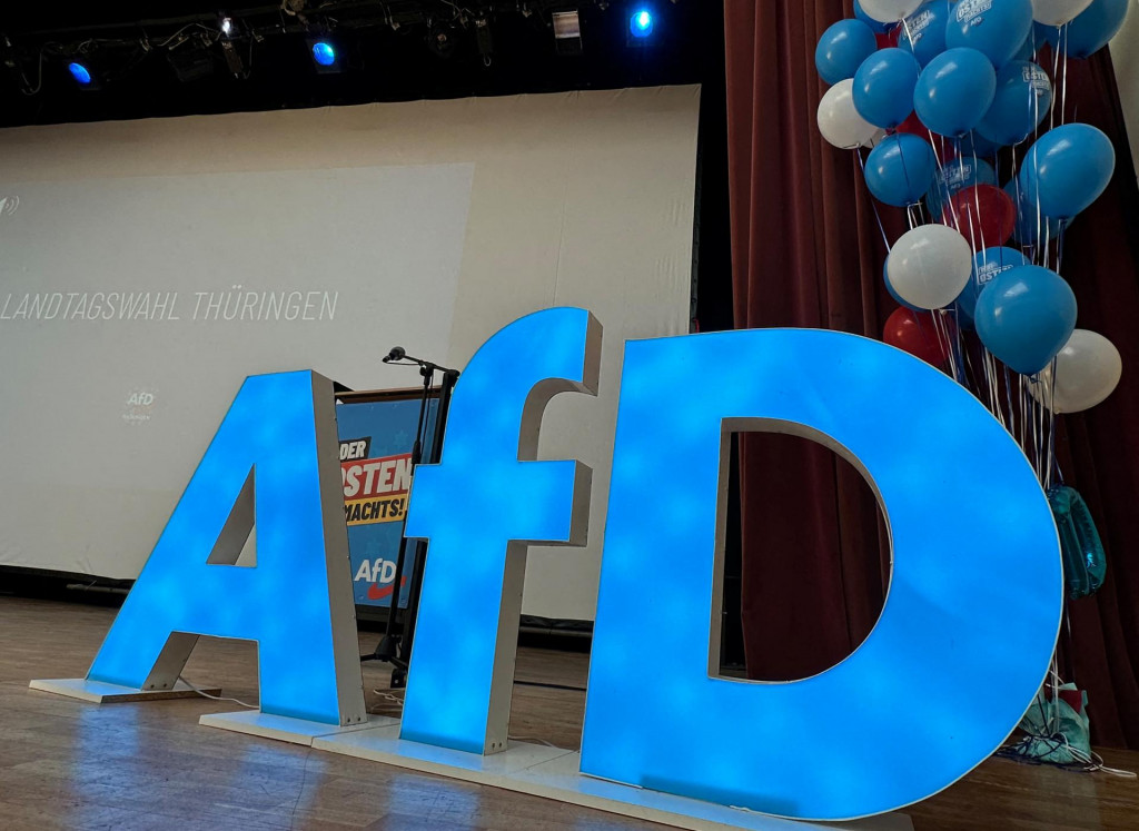 Logo strany AfD počas predvolebnej kampane. FOTO: Reuters