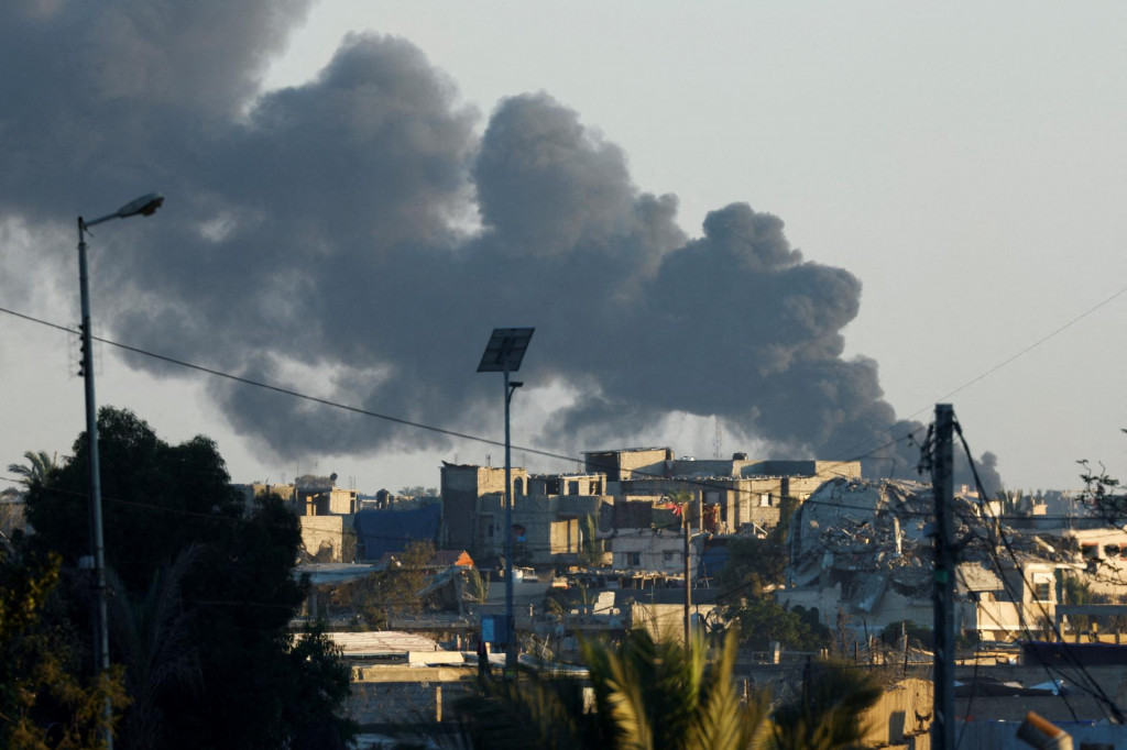 Ozbrojené krídlo Hamasu oznámilo, že jeho bojovníci zaútočili granátmi na izraelský tank a izraelských vojakov v budove v tejto oblasti. FOTO: REUTERS