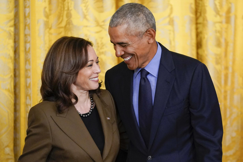 Na archívnej snímke bývalý americký prezident Barack Obama a americká viceprezidentka Kamala Harrisová. FOTO: TASR/AP