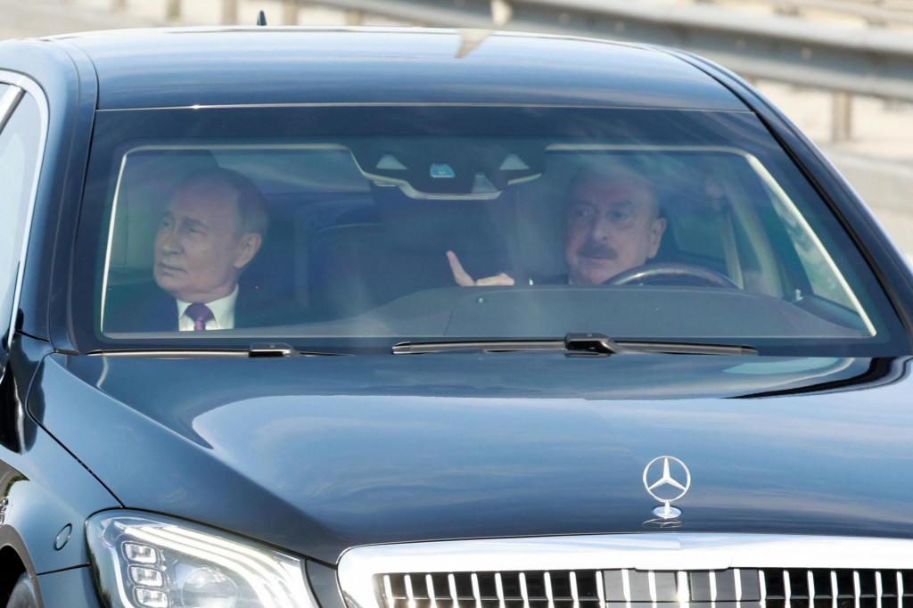 Ilham Alijev vzal Vladimira Putina v rámci návštevy na prechádzku Baku nemeckým kolosom – pancierovaným maybachom. FOTO: Reuters