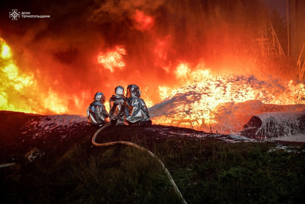 Hasiči pracujú na mieste infraštruktúrneho zariadenia zasiahnutého ruským bezpilotným lietadlom v Ternopile. FOTO: Reuters/Štátna pohotovostná služba Ukrajiny