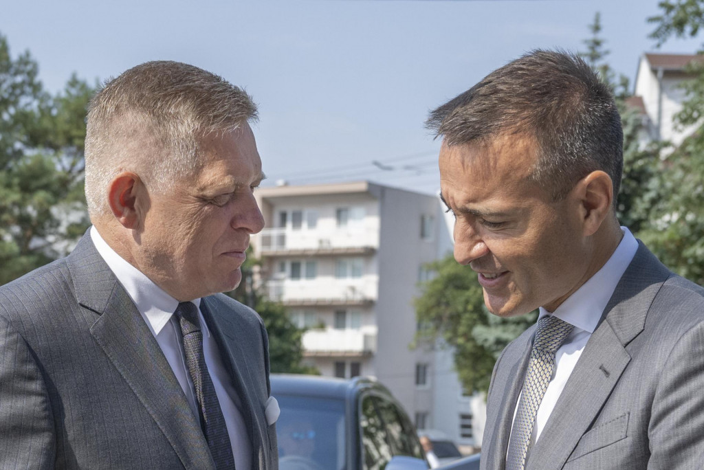 Premi&eacute;r Robert Fico (Smer) a vpravo minister &scaron;kolstva, v&yacute;skumu, v&yacute;voja a ml&aacute;deže Tom&aacute;&scaron; Drucker (Hlas) počas n&aacute;v&scaron;tevy Ministerstva &scaron;kolstva. FOTO: TASR/Martin Baumann