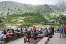 Na snímke turisti na Skalnatom plese vo Vysokých Tatrách FOTO: TASR/František Iván