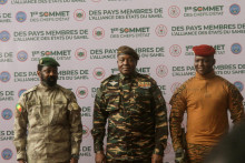 Hlavy štátov Mali, Assimi Goita, Niger, generál Abdourahamane Tiani a Burkina Faso, kapitán Ibrahim Traore. FOTO: Reuters