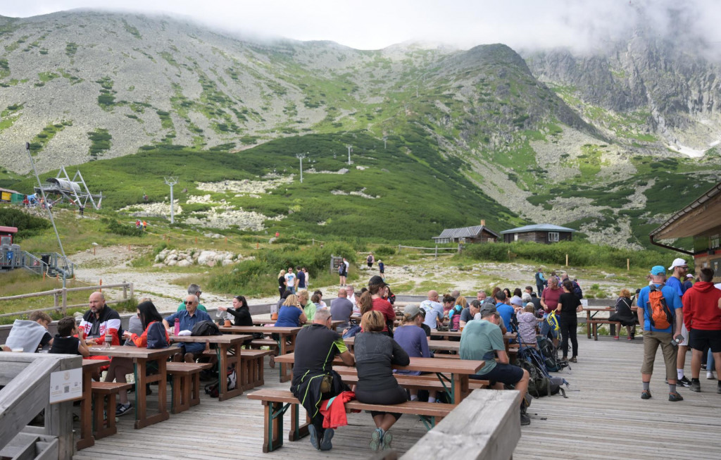 Na snímke turisti na Skalnatom plese vo Vysokých Tatrách FOTO: TASR/František Iván