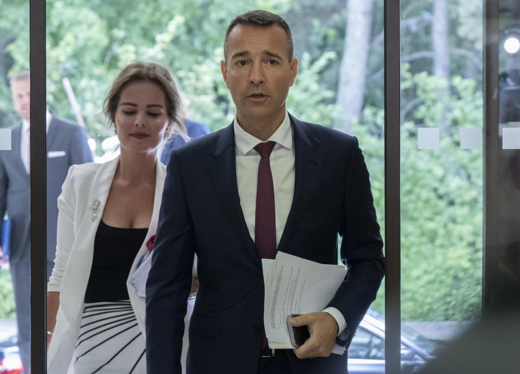 Minister &scaron;kolstva Tom&aacute;&scaron; Drucker prich&aacute;dza na sch&ocirc;dzu vl&aacute;dy. FOTO: TASR/M. Baumann