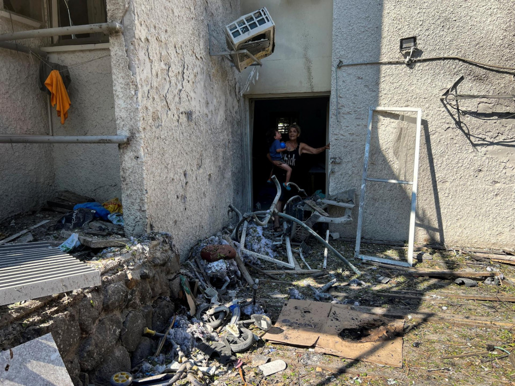 Poškodený dom v Kacrine po vypálení rakiet z Libanonu. FOTO: Reuters