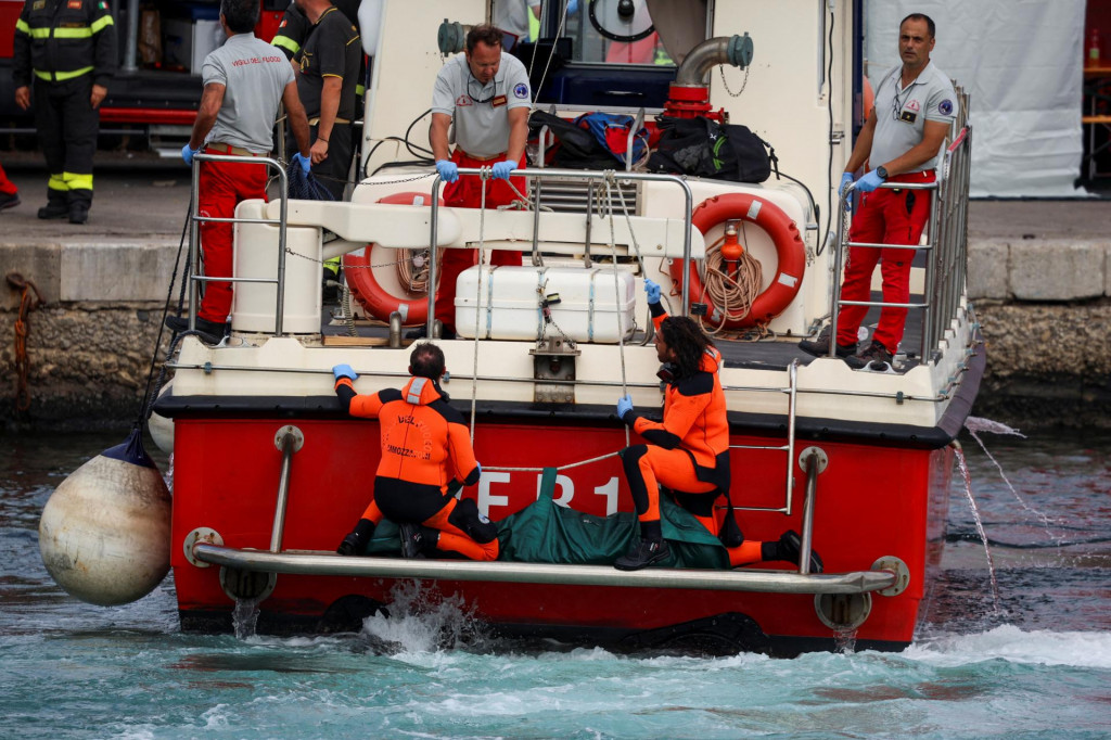 Záchranári pri pobreží talianskej Sicílie dnes vyzdvihli dve telá z luxusnej jachty, ktorá sa potopila pri pobreží Porticella, neďaleko sicílskeho mesta Palermo. FOTO: Reuters