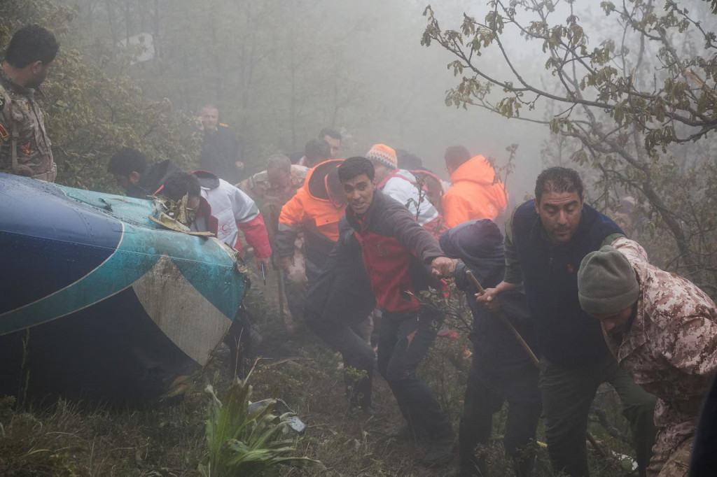 Záchranári na mieste havárie vrtuľníku iránskeho prezidenta. FOTO: Reuters