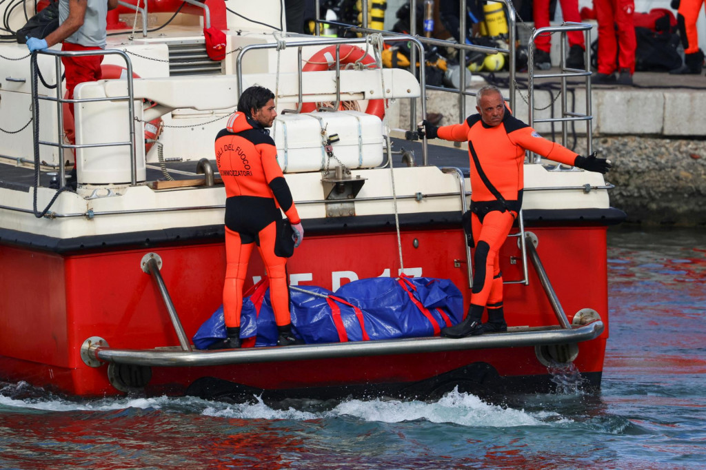 Záchranári prevážajú tašku s telom po tom, čo sa pri pobreží Porticella potopila luxusná jachta, na ktorej bol britský podnikateľ Mike Lynch. FOTO: Reuters