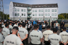 Policajti počas prezentácie techniky na hraničnom priechode Vyšné Nemecké. FOTO: TASR/František Iván