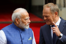 Poľský premiér Donald Tusk víta indického premiéra Nárendru Módího. FOTO: Reuters