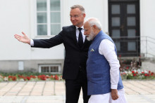 Poľský prezident Andrzej Duda víta indického premiéra Narendru Modiho. FOTO: Reuters