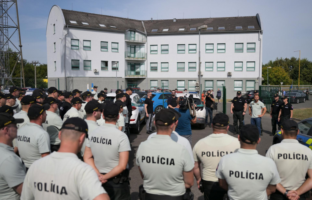 Policajti počas prezentácie techniky na hraničnom priechode Vyšné Nemecké. FOTO: TASR/František Iván