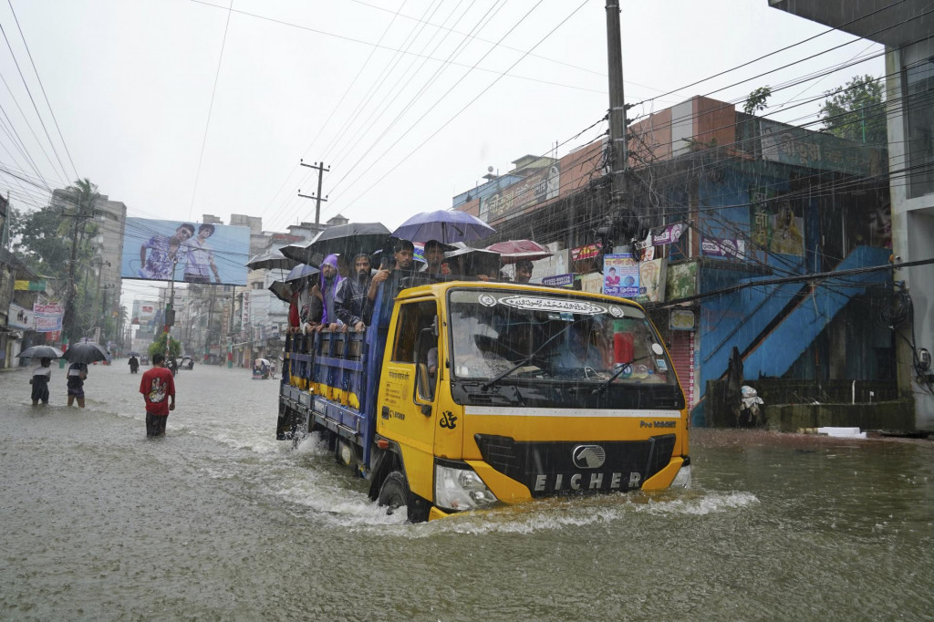 Zaplavená ulica po vytrvalých dažďoch v meste Feni na juhovýchode Bangladéša. FOTO: TASR/AP