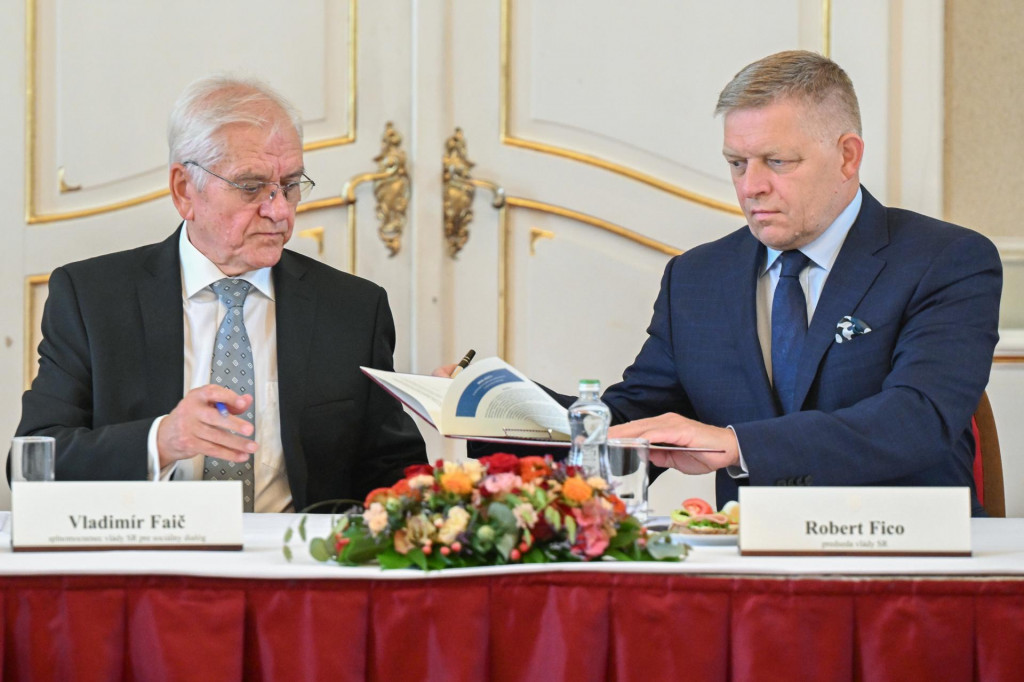 Premiér Robert Fico a splnomocnenec vlády pre sociálny dialóg Vladimír Faič počas slávnostného podpisu Deklarácie k rozvoju spoločenského dialógu v Slovenskej republike. FOTO: TASR/Martin Baumann