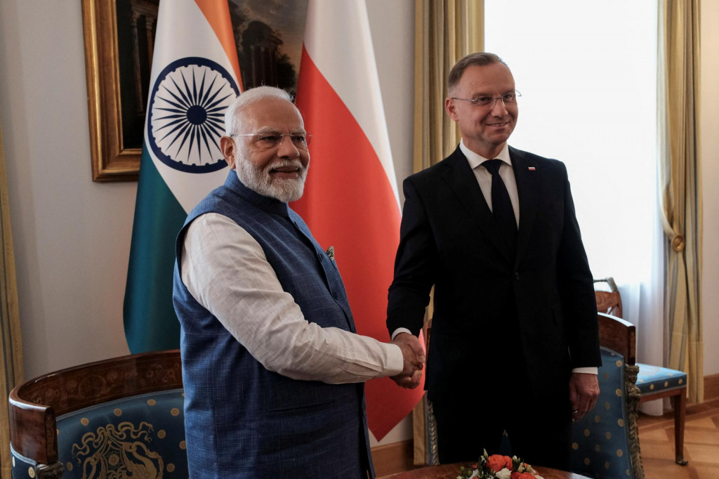 Indický premiér Narendra Modi si podáva ruku s poľským prezidentom Andrzejom Dudom. FOTO: Reuters