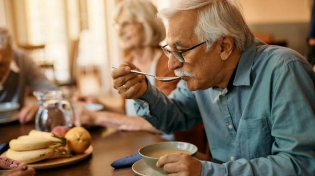 V mnohých obciach zabezpečujú obedy pre seniorov aj základné školy. FOTO: Shutterstock