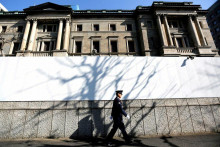 Pred centrálou Bank of Japan v Tokiu v Japonsku prechádza ochranka. FOTO: Reuters