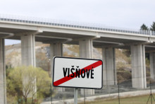 Tunel Višňové, ktorý vzniká pri obci s rovnakým názvom, hltá ďalšie milióny.

FOTO: HN/Peter Mayer