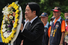 Taiwanský prezident Lai Ching-te vzdáva úctu na slávnosti pri príležitosti 66. výročia čínskeho útoku na taiwanské súostrovie Ťin-men. FOTO: Reuters