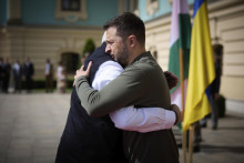 Indický premiér Naréndra Módí (vľavo) a ukrajinský prezident Volodymyr Zelenský (vpravo) sa vítajú v meste Kyjev. FOTO: TASR/AP