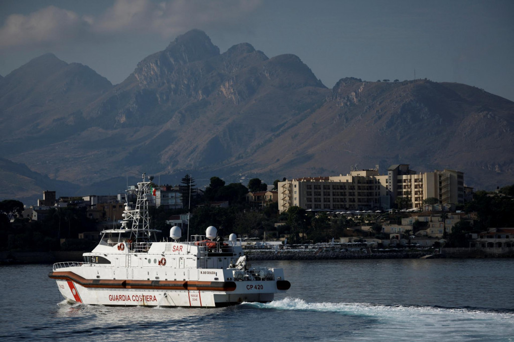 Plavidlo pobrežnej stráže je zobrazené pred hotelom Domina Zagarella Sicily, kde sú preživší ubytovaní, po tom, čo sa potopila luxusná jachta. FOTO: Reuters