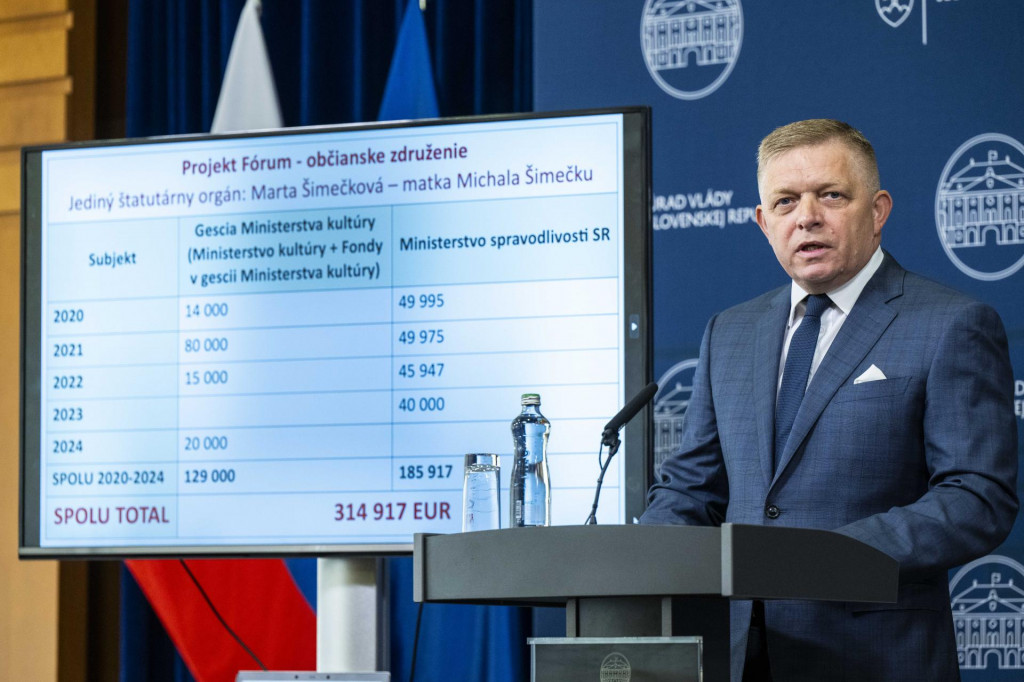 Na sn&iacute;mke predseda vl&aacute;dy SR Robert Fico (Smer-SD) počas tlačovej konferencie na &Uacute;rade vl&aacute;dy 23. augusta 2024 v Bratislave. FOTO: TASR/Jakub Kotian