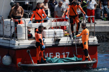 Na palube bolo 22 ľudí, 15 z nich vrátane Lynchovej manželky sa podarilo zachrániť. FOTO: REUTERS