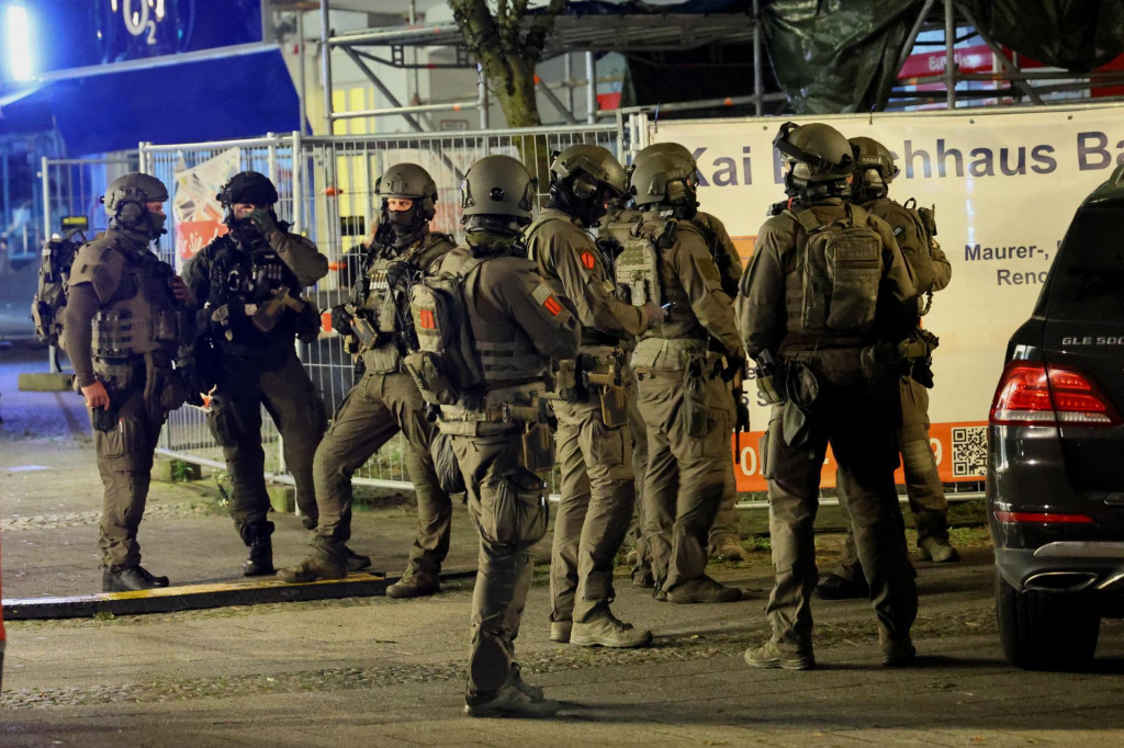 Špeciálne policajné sily pracujú po incidente, pri ktorom v piatok večer zahynulo niekoľko osôb, keď muž bodal nožom okoloidúcich na mestskom festivale v nemeckom Solingene. FOTO: REUTERS