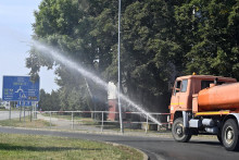 Polievacie auto zavlažuje kruhové objazdy v Michalovciach. FOTO: TASR/Roman Hanc
