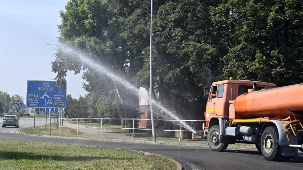 Polievacie auto zavlažuje kruhové objazdy v Michalovciach. FOTO: TASR/Roman Hanc
