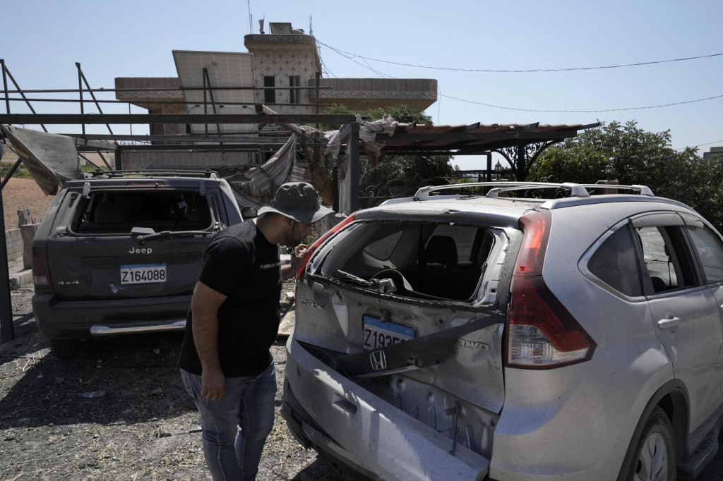 Muž kontroluje zničené auto po izraelskom leteckom útoku v dedine Nabi Sheet v údolí Bekaa Valley na východe Libanonu. FOTO: TASR/AP
