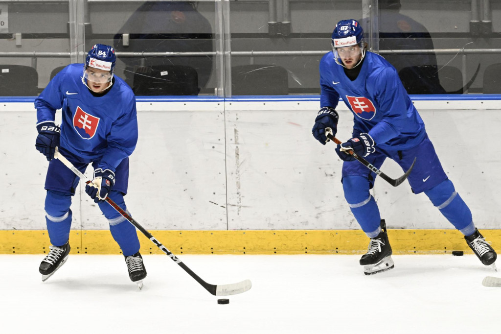 Zľava Kristián Pospíšil a Pavol Regenda počas tréningu slovenskej hokejovej reprezentácie pred začiatkom kvalifikácie na zimné olympijské hry v Taliansku v roku 2026. FOTO: TASR/Pavel Neubauer