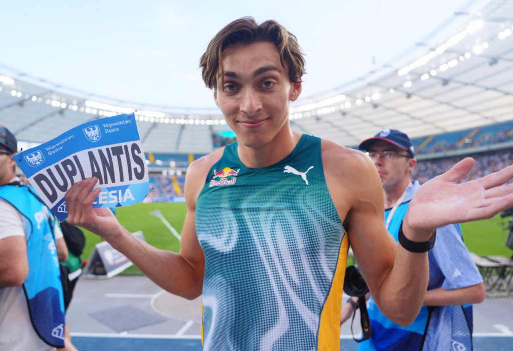 Armand Duplantis oslavuje prekonanie svetového rekordu. FOTO: Reuters