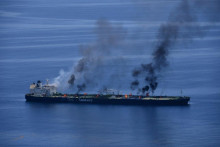 Plamene a dym stúpajú z ropného tankera Sounion pod gréckou vlajkou. FOTO: Reuters/Eunavfor Aspides