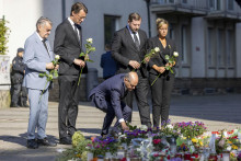 Minister vnútra Severného Porýnia-Vestfálska Herbert Reul (zľava), premiér nemeckej spolkovej krajiny Severné Porýnie-Vestfálsko Hendrik Wüst, nemecký kancelár Olaf Scholz, primátor Solingenu Tim Kurzbach, ministerka hospodárstva a ochrany klímy Severného Porýnia-Vestfálska Mona Neubauerová kladú biele ruže neďaleko miesta útoku nožom v nemeckom Solingene. FOTO: TASR/AP