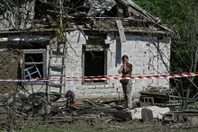 Obytná budova poškodená ruským raketovým útokom v obci Novohupalivka v Záporožskej oblasti. FOTO: Reuters